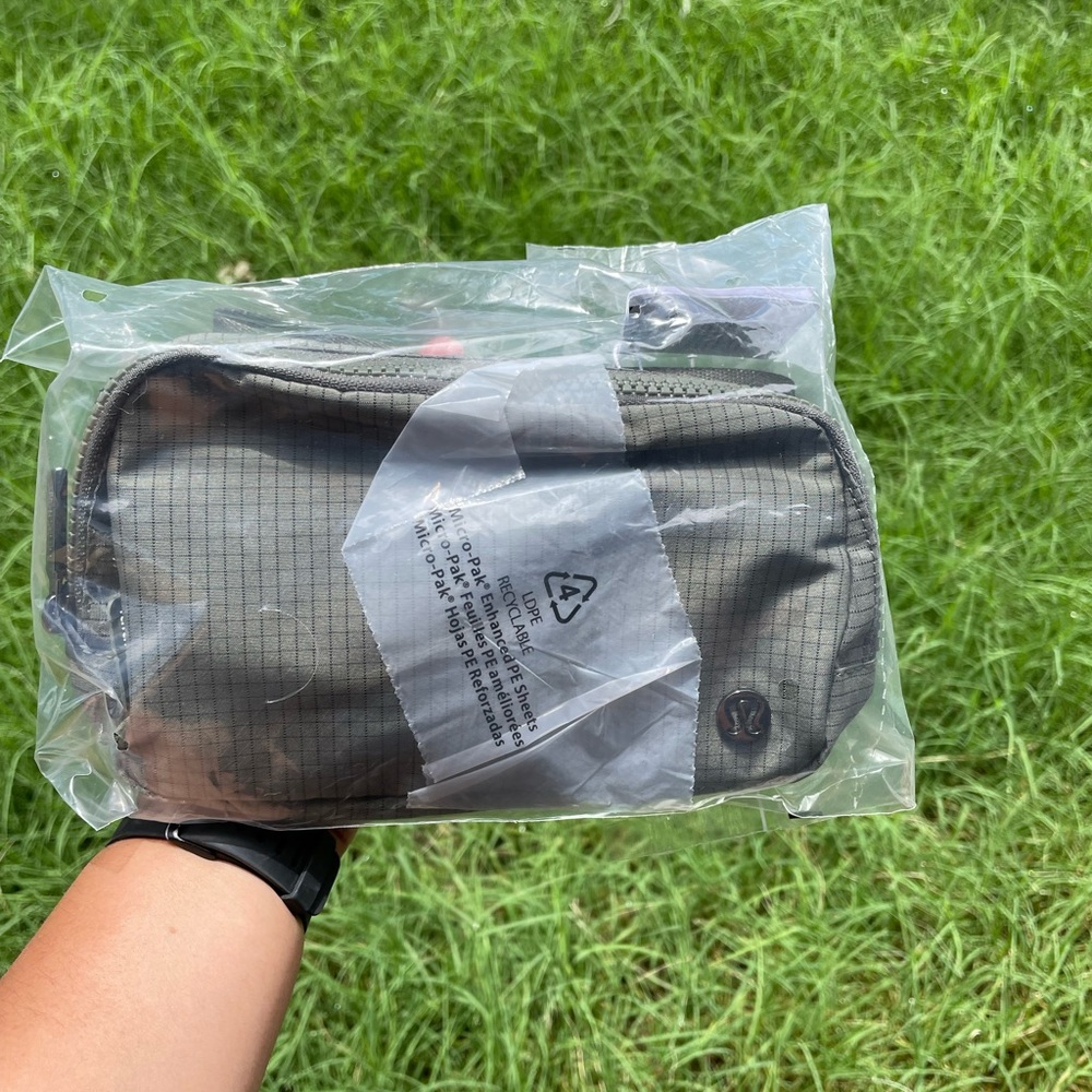 NWT Lululemon Everywhere Belt Bag - Picture 2 of 6